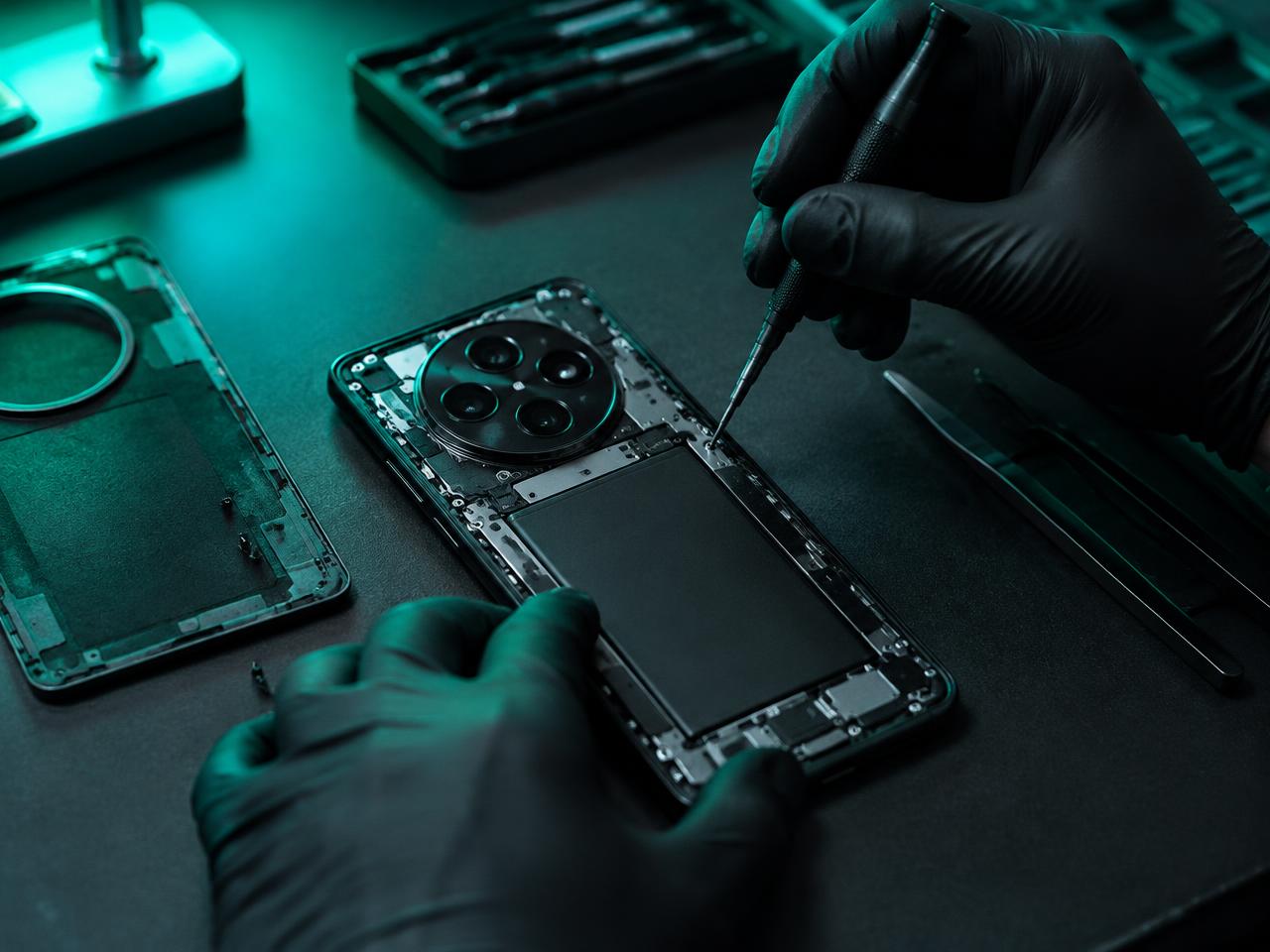 Technician repairing an opened OPPO at the Venta Finex workshop in Palma